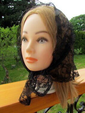 LACE SCARF, BLACK LACE TRIANGLE HEADSCARF or NECK SCARF, PRETTY VINTAGE NYLON
